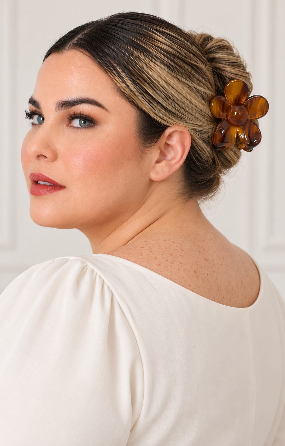 Pinza para cabello con flor de la marca Boutiquemirel, en color ámbar con diseño decorativo para peinados elegantes.