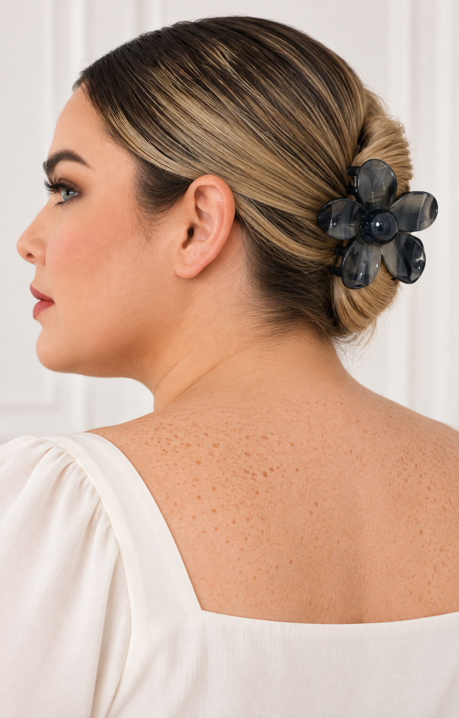 Pinza para cabello Boutiquemirel con flor, en color gris humo, ideal para sujetar peinados y accesorios capilares.