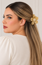 Pinza para cabello Boutiquemirel con adorno de flor en color beige, ideal para peinados elegantes y delicados.
