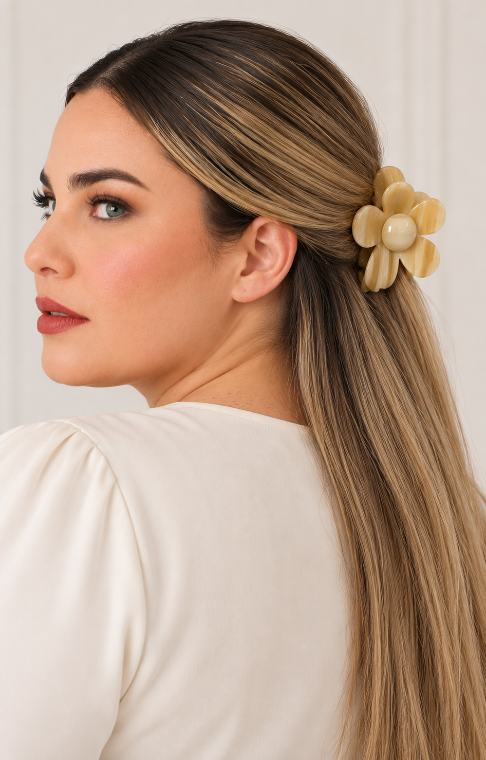 Pinza para cabello Boutiquemirel con adorno de flor en color beige, ideal para peinados elegantes y delicados.