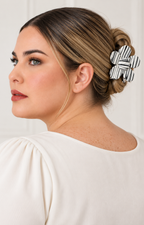 Pinza para cabello Boutiquemirel con flor, blanca con rayas negras, accesorio para peinado elegante y práctico.