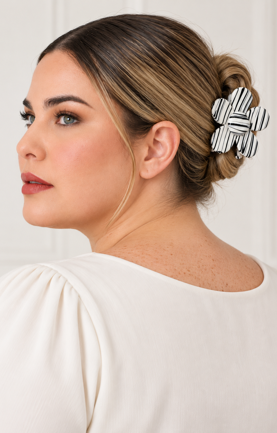 Pinza para cabello Boutiquemirel con flor, blanca con rayas negras, accesorio para peinado elegante y práctico.