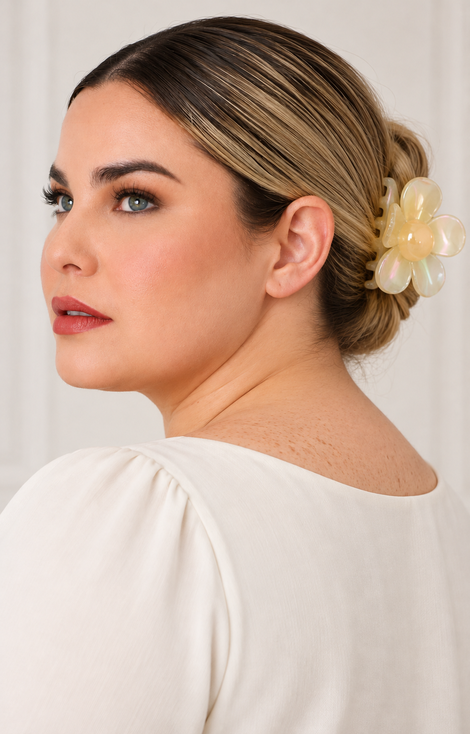 Pinza para cabello con flor de la marca Boutiquemirel, en color tornasol, ideal para peinados elegantes y accesorios capilares.