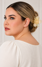 Pinza para cabello con flor de la marca Boutiquemirel, en color tornasol, ideal para peinados elegantes y accesorios capilares.