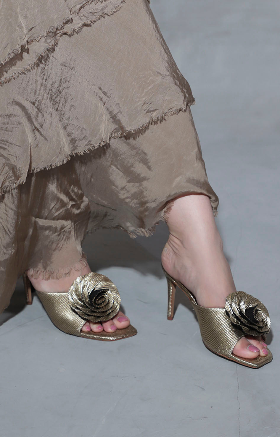 Zapatilla dorada con flor - ZAPATILLA Boutiquemirel 