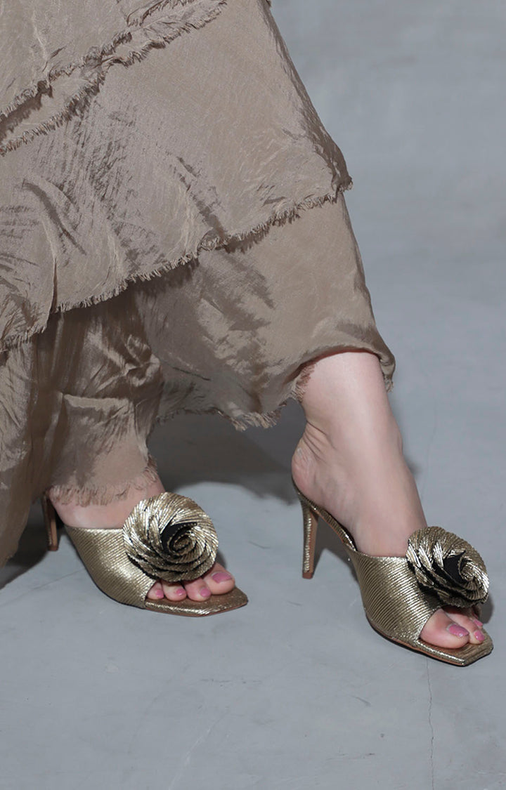 Zapatilla dorada con flor - ZAPATILLA Boutiquemirel 