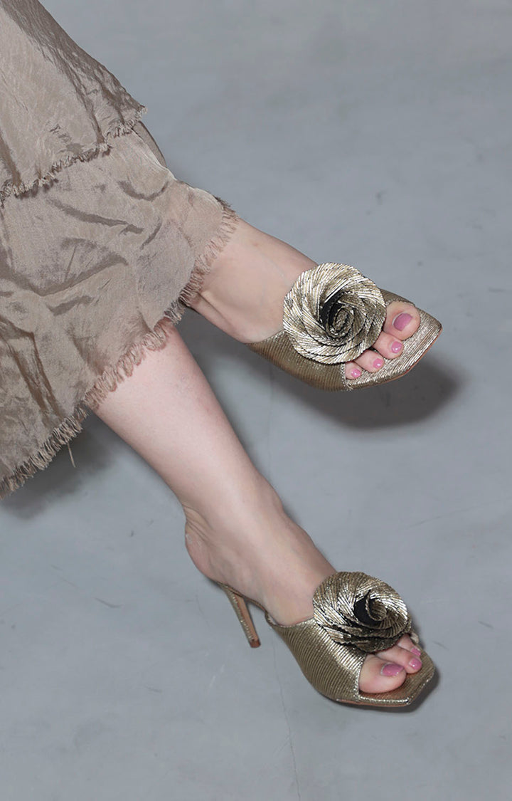 Zapatilla dorada con flor - ZAPATILLA Boutiquemirel 