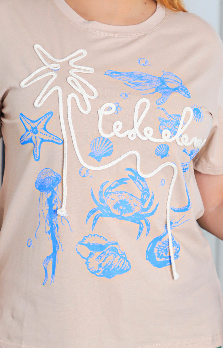 Blusa beige con estampado y detalle 3D