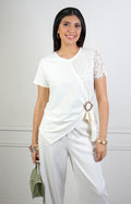 Blusa con encaje y hebilla dorada