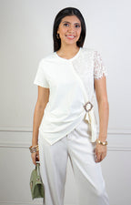 Blusa con encaje y hebilla dorada