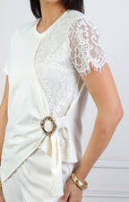 Blusa con encaje y hebilla dorada