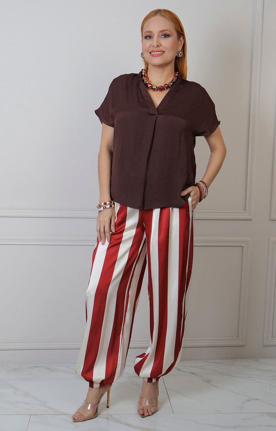 Blusa regular de Boutiquemirel con escote en V y manga corta, tela ligera y diseño elegante para mujer.