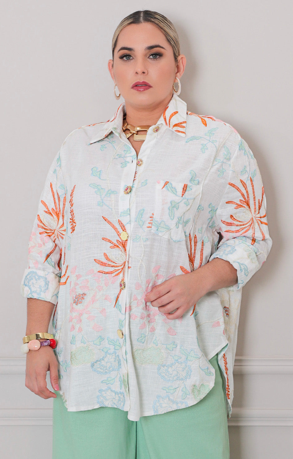 Blusa camisera con bordado tropical - BLUSAS CURVY Boutiquemirel 