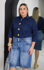 Blusa lisa con botones asimétricos
