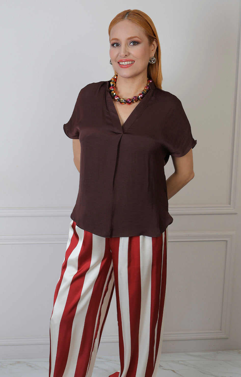 Blusa regular de Boutiquemirel con escote en V y manga corta, mostrando el diseño y tela en la imagen.