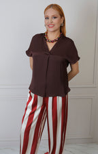 Blusa regular de Boutiquemirel con escote en V y manga corta, mostrando el diseño y tela en la imagen.
