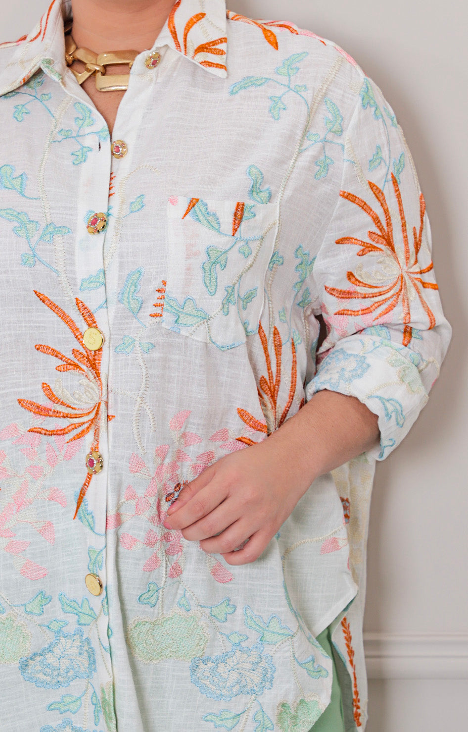 Blusa camisera con bordado tropical - BLUSAS CURVY Boutiquemirel 