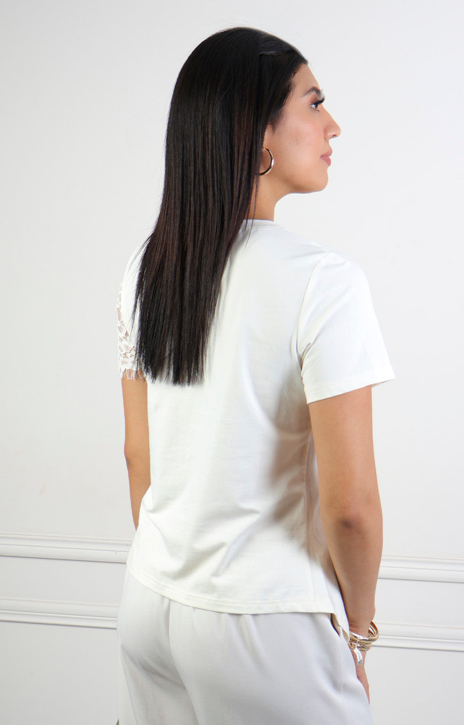 Blusa con encaje y hebilla dorada