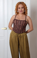 Blusa regular estilo corsé de encaje con tirantes en color negro, diseño ajustado y detalles delicados de encaje.