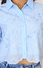 Blusa azul de guipiur