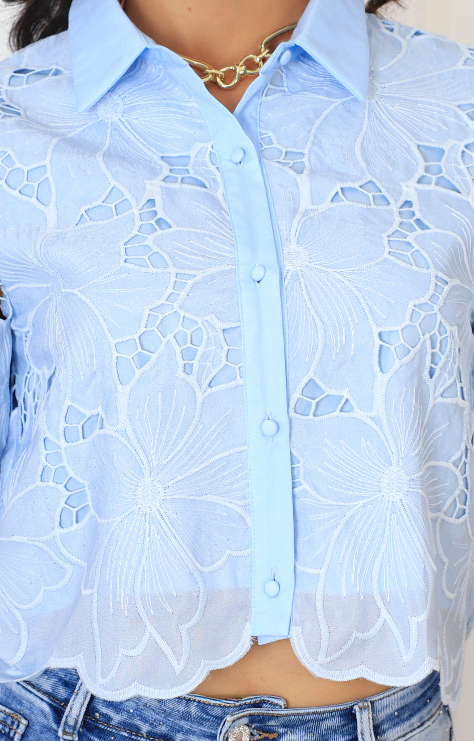 Blusa azul de guipiur
