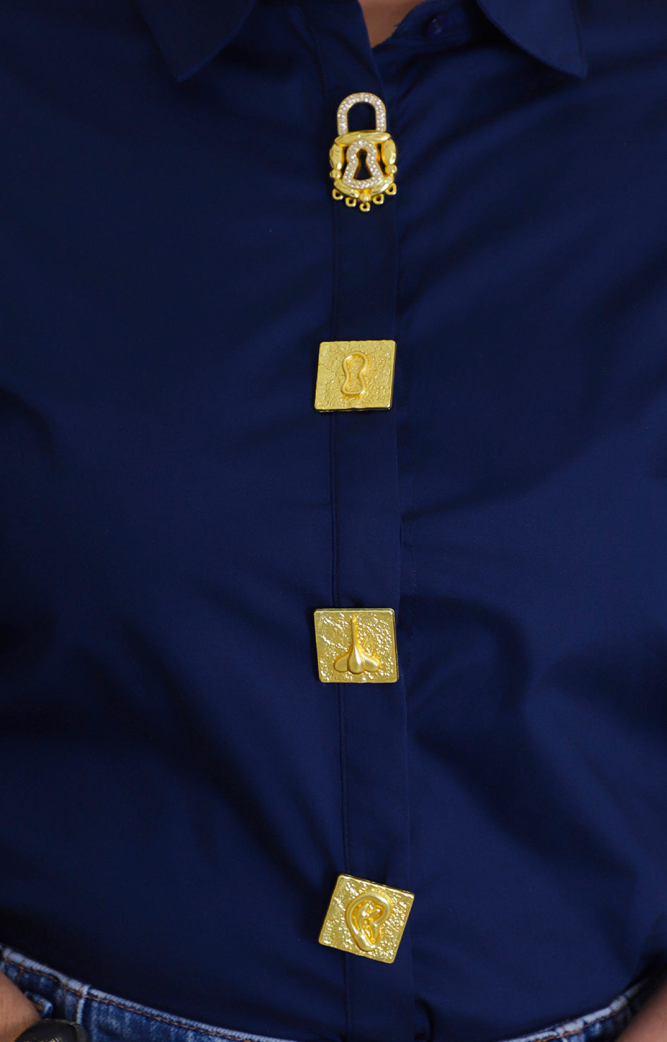 Blusa lisa con botones asimétricos