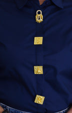 Blusa lisa con botones asimétricos