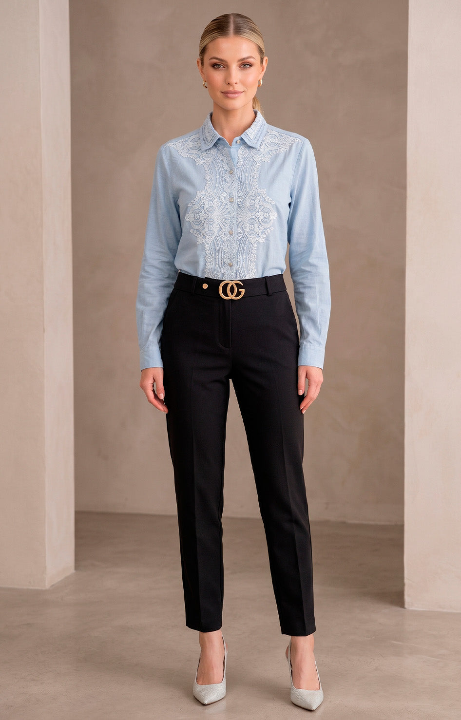 Pantalón con hebilla dorada