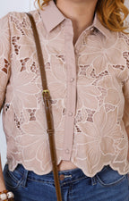 Blusa beige camisera de guipur