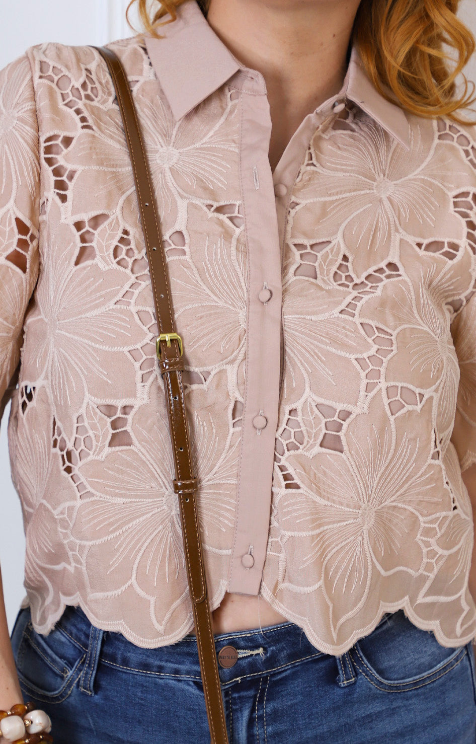 Blusa beige camisera de guipur