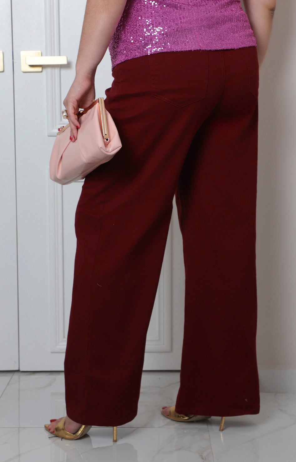 Pantalón pierna ancha vino curvy de Boutiquemirel, vista frontal del diseño de corte amplio