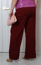 Pantalón pierna ancha vino curvy de Boutiquemirel, vista frontal del diseño de corte amplio