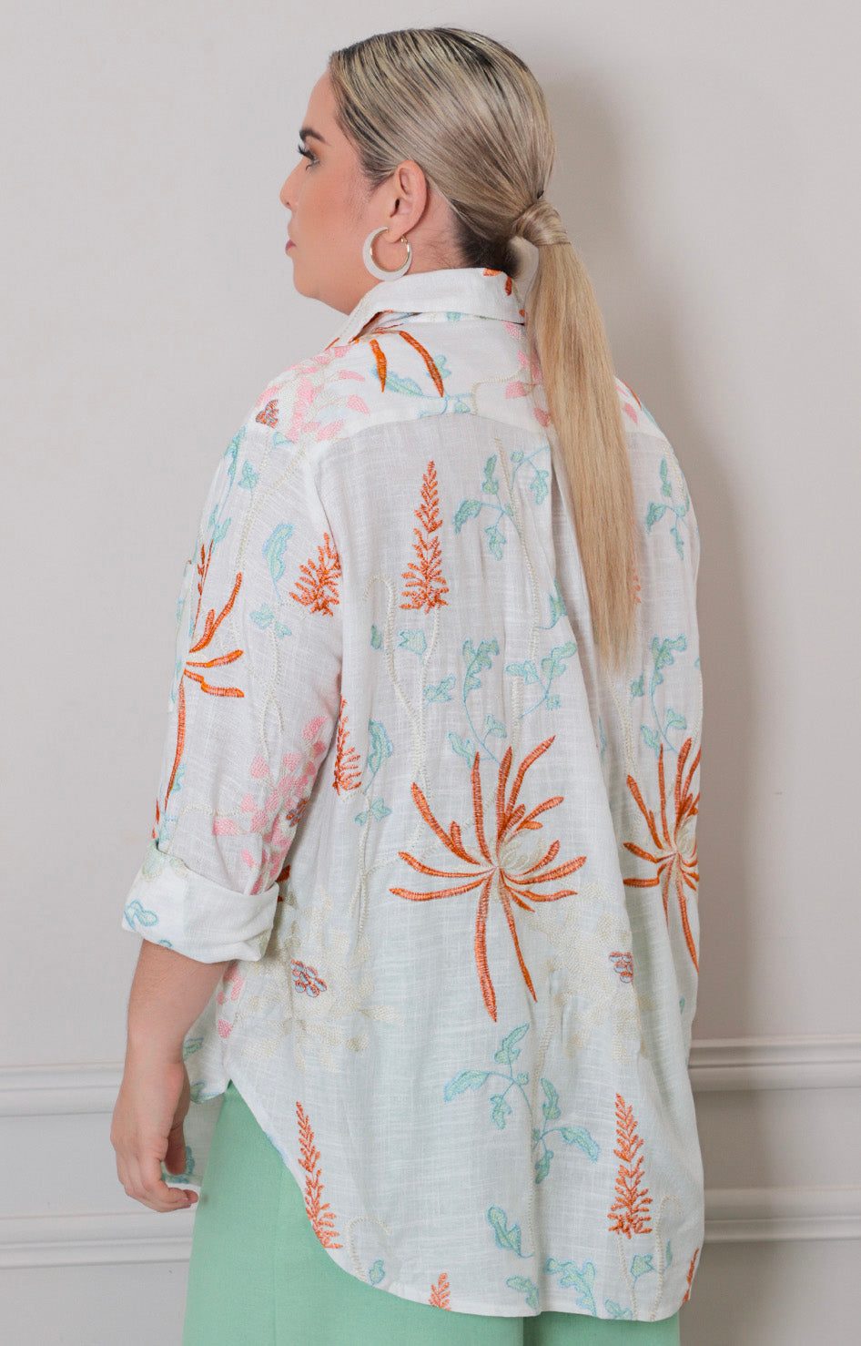 Blusa camisera con bordado tropical - BLUSAS CURVY Boutiquemirel 