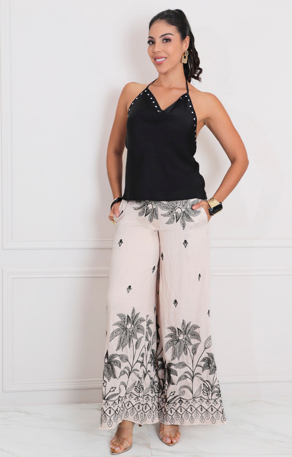 Blusa negra halter con estoperol