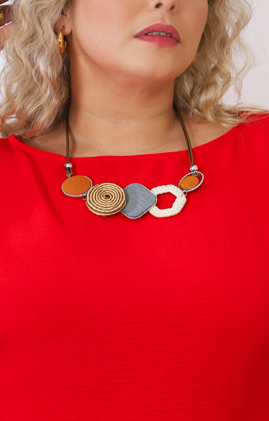 Blusa con collar y detalle fruncido