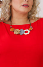 Blusa con collar y detalle fruncido