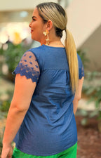 Blusa de mezclilla con bordado