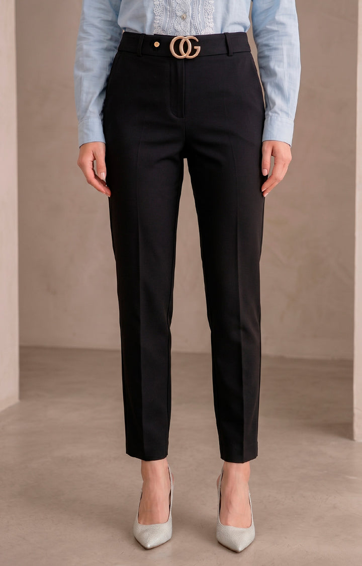 Pantalón con hebilla dorada