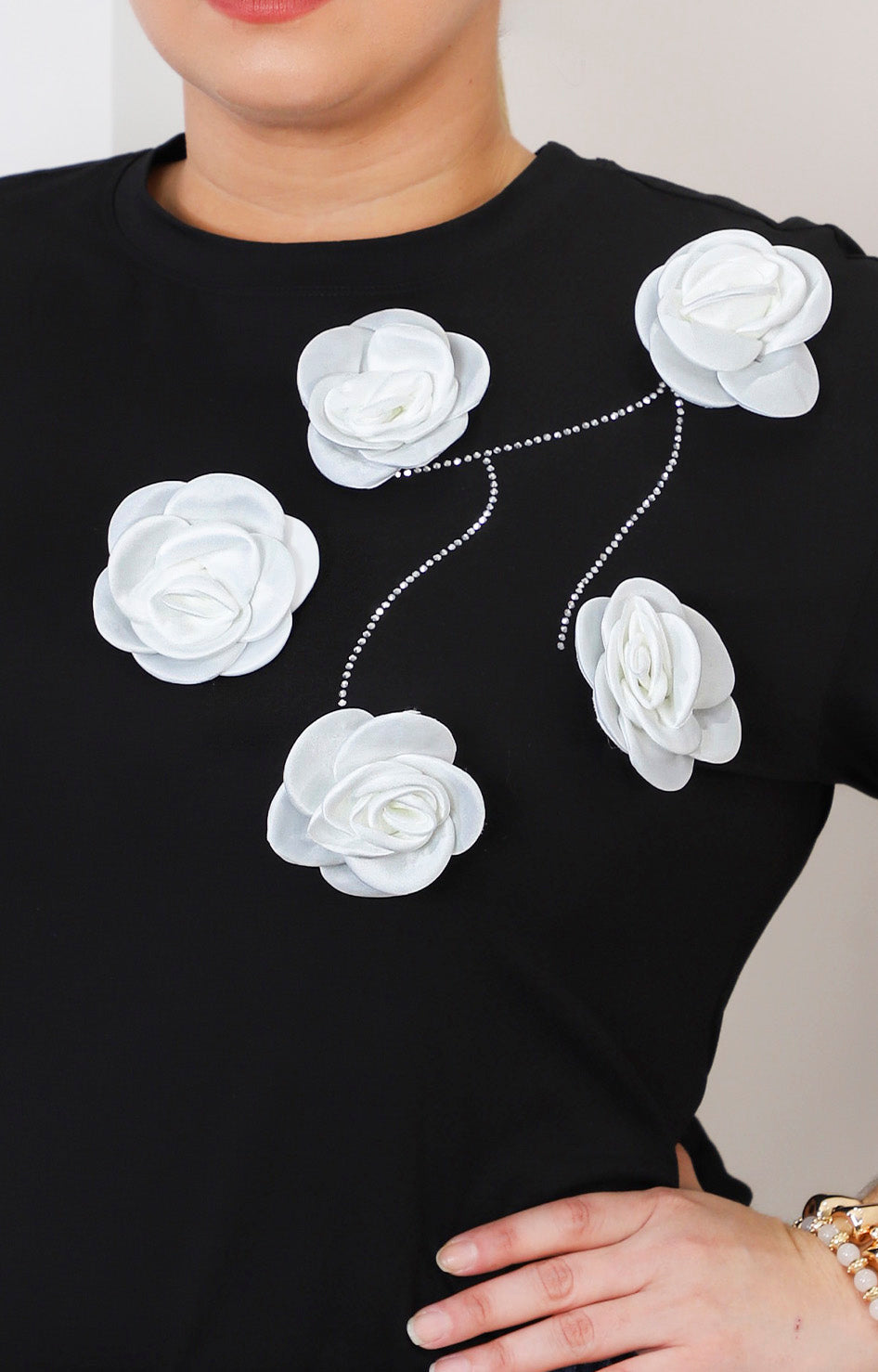 Blusa negra con flores