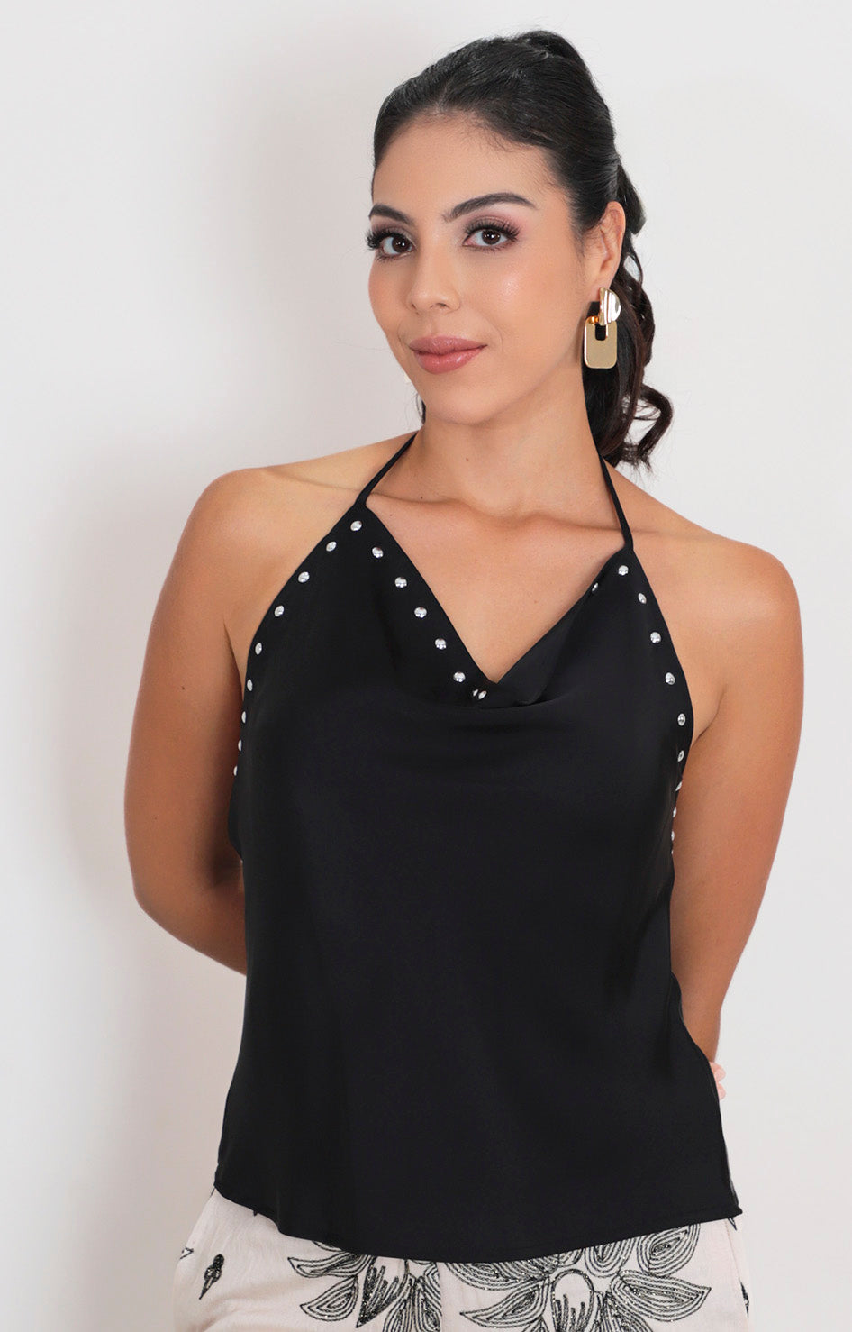Blusa negra halter con estoperol