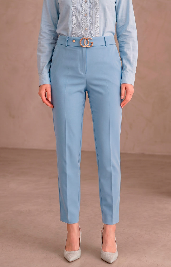 Pantalón con hebilla dorada
