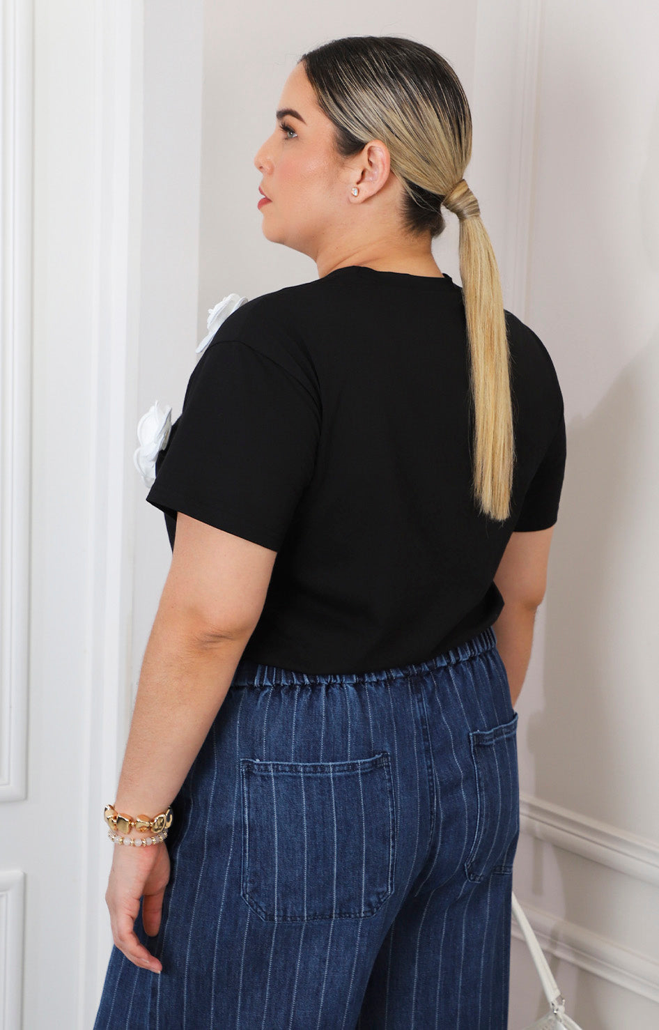 Blusa negra con flores