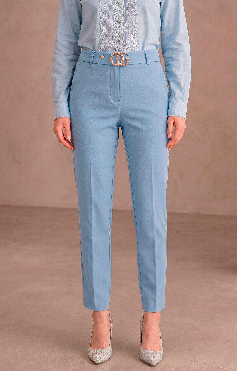 Pantalón con hebilla dorada