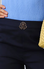 Short con hebilla dorada