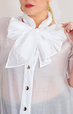 Blusa blanca con lazo
