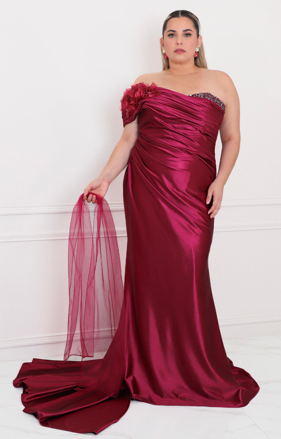 Vestido vino satinado con flor en el hombro