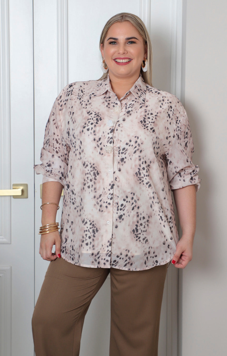 Blusa curvy animal print Boutiquemirel con detalles de pedrería delanteros