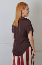 Blusa regular de Boutiquemirel con escote en V y manga corta, hecha de tela suave en color liso, vista frontal.