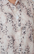 Blusa curvy Boutiquemirel con estampado animal print y detalles de pedrería brillantes