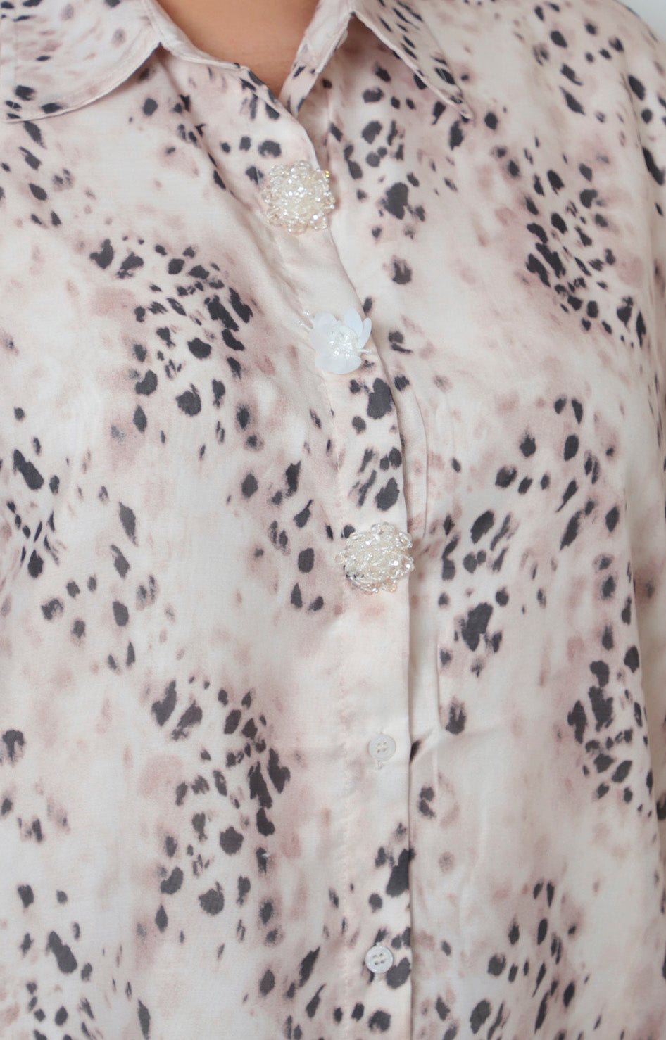 Blusa curvy Boutiquemirel con estampado animal print y detalles de pedrería brillantes